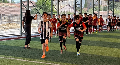 Tatilini bırakıp sporcu yetiştirmek için Yüksekova’da kaldı