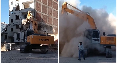 Tek dokunuşla yıkıldı, operatör kepçeyi bırakıp kaçtı