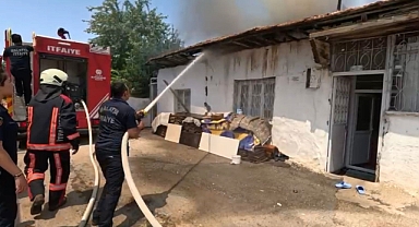Tek katlı evde çıkan yangın korkuttu