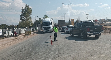 Tırlar trafiği kilitledi!