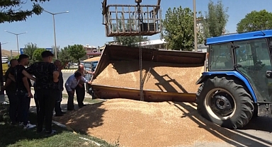 Traktörler çarpıştı, buğdaylar yola savruldu