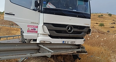 Virajı alamadı! Şarampolde mahsur kaldı