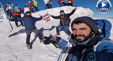 Yabancı turistler zirvede halay çekti