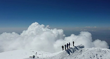 Yabancı turistler zirvenin tadını çıkardı