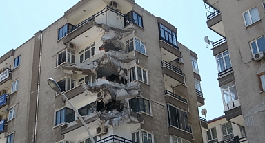 Yanlışlıkla yıkılan bina ortada kaldı!