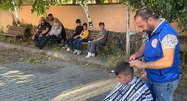 Yaylaları dolaşıp çocukları ücretsiz tıraş ediyorlar