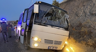 Yoldan çıktı su tahliye kanalına girdi!