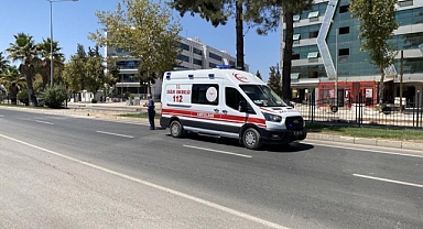 Yolun karşısına geçmeye çalışan yayaya araba çarptı!