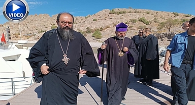 11'inci ayin için teknelerle adaya taşınıyorlar