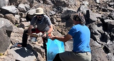 4200 rakımda çöp toplama mesaisi