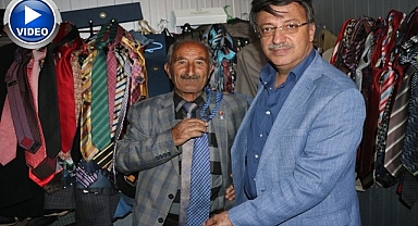 64 yılda yaklaşık 2 bin kravat biriktirdi