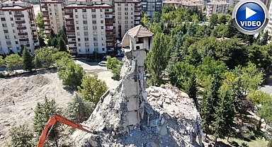8 katlı bina yıkıldı, çatısı tek kolon üzerinde kaldı