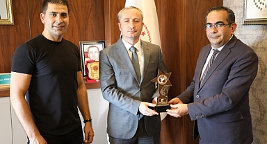 Ağrı İl Milli Eğitim Müdürüne plaket