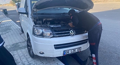 Aracın motoruna sıkıştı! İtfaiye kurtardı