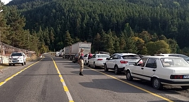 Araçlar yolu kapattı! Kilometrelerce kuyruk oluştu