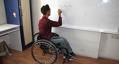 Arkadaşlarının yardımıyla okuma yazma öğreniyor