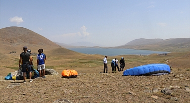 Balık Gölü yamaç paraşütü tutkunlarını ağırladı