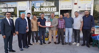 Başkan Sunar'a plaket takdim ettiler