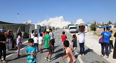 Büyük gürültüyle yıkıldı! Ortalığı toz bulutu kapladı