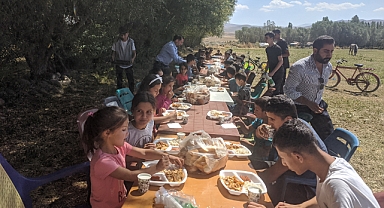 Çocukların yüzlerini güldürdüler 