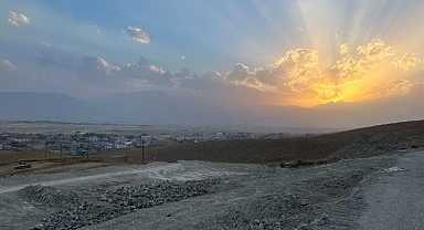 Dağlar toz bulutunda kayboldu
