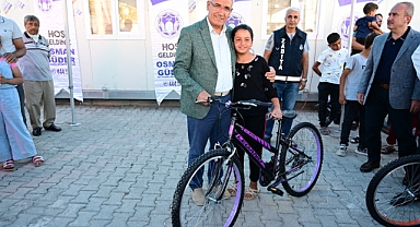 Depremzede çocukları sevindirdiler