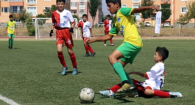 Depremzede çocukların katıldığı futbol turnuvasında yarı final maçları oynandı