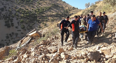 Devrilen ekskavatörün içinde sıkıştı!