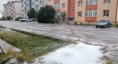 Dolu yağışı kenti beyaza bürüdü