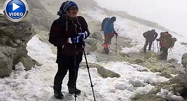 Dondurucu soğukta zirveye tırmandılar