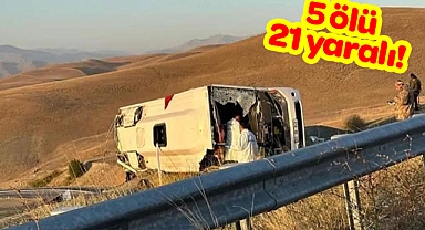 Düzensiz göçmenleri taşıyan midibüs takla attı!