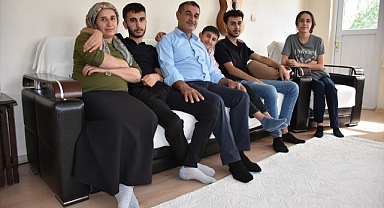 Eğitim aşığı anne ve babanın üniversiteli çocukları...