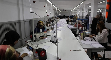 Eğitimli kadınlar iş elbisesi üretiyor