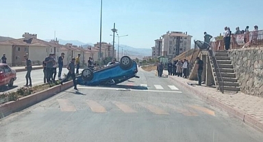 El frenini çekmeyi unuttu, geri geri giden araç takla attı