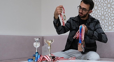 Engelleri yıkan gencin 10 parmağında 10 marifet
