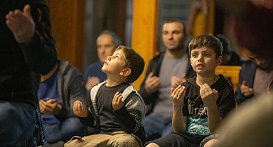Erzurum'da camiler doldu taştı