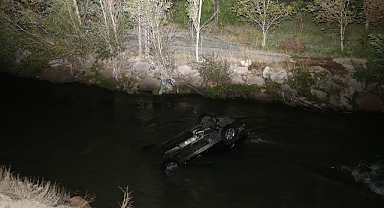 Erzurum'da otomobil dereye uçtu! 2 kişi öldü, 3 kişi yaralandı