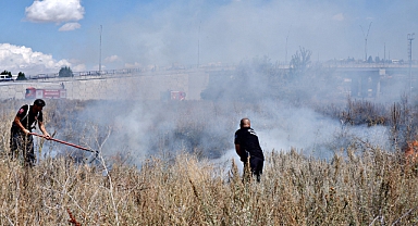 Erzurum'da yangın! Otlar bir anda alev aldı