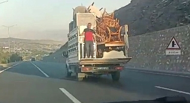 Eşya yüklü kamyonetin arkasında tehlikeli yolculuk 