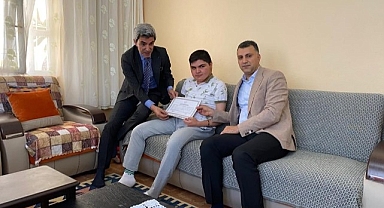 Evde eğitim gören öğrenciye diploma sürprizi   