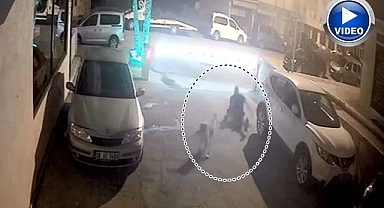 Evine giderken bir anda saldırdılar! O anlar kamerada...