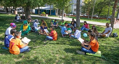 Farkındalık yaratmak için parkta kitap okudular