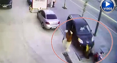 Feci kaza! Bebek arabasıyla havaya savruldular