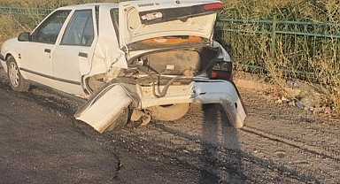 Feci kazada 2 otomobil birbirine girdi!