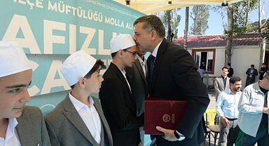Vali Çiftçi: 'Hâfız-ı Kur'an'ın alnından öpülür'