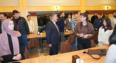 Gençlerle Hızzek Kafe’de bir araya geldiler