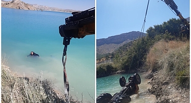 Gölete düşünce vinçle çıkarılabildi
