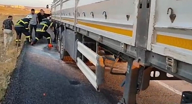 Hareket halindeki tırın lastikleri alev aldı   
