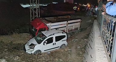 İki kamyonet çarpıştı! Şarampole devrildiler