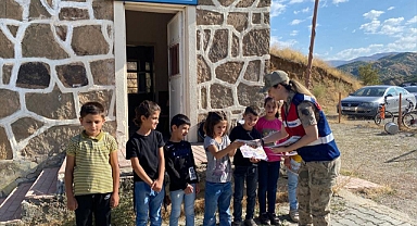 Jandarma öğrencilerin heyecanına ortak oldu